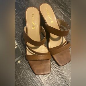 Pre-love tan sandal in good condition